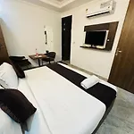 Hotel S R Palace - Free Airport Drop For Minimum 05 Nights Stay - 5 Mins From Igi & Domestic Airport Delhi