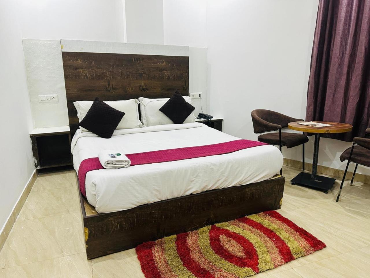 S R Palace - Free Airport Drop For Minimum 05 Nights - 5 Mins From Igi & Domestic Airport Delhi 3*
