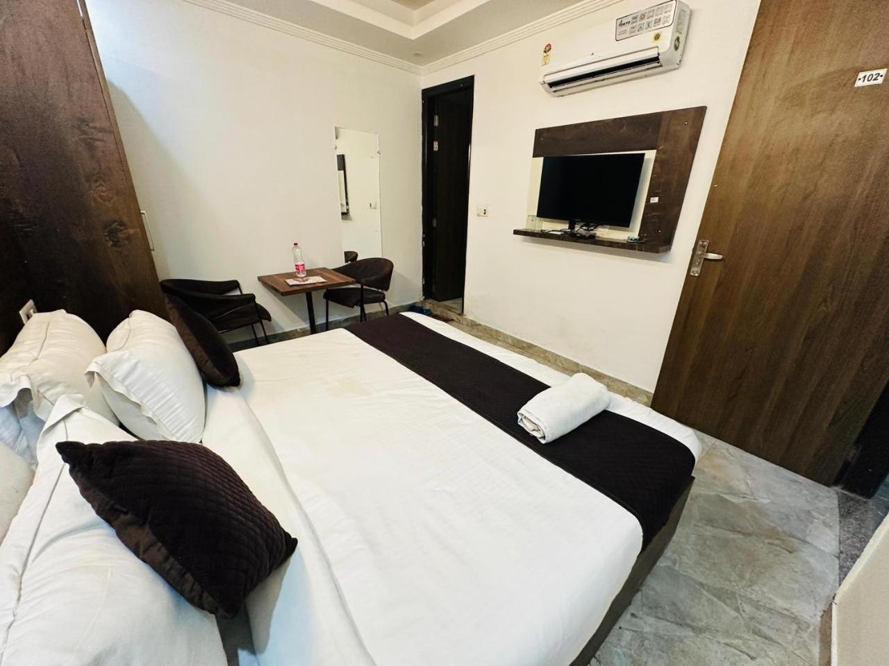 Hotel S R Palace - Free Airport Drop For Minimum 05 Nights - 5 Mins From Igi & Domestic Airport Delhi New Delhi