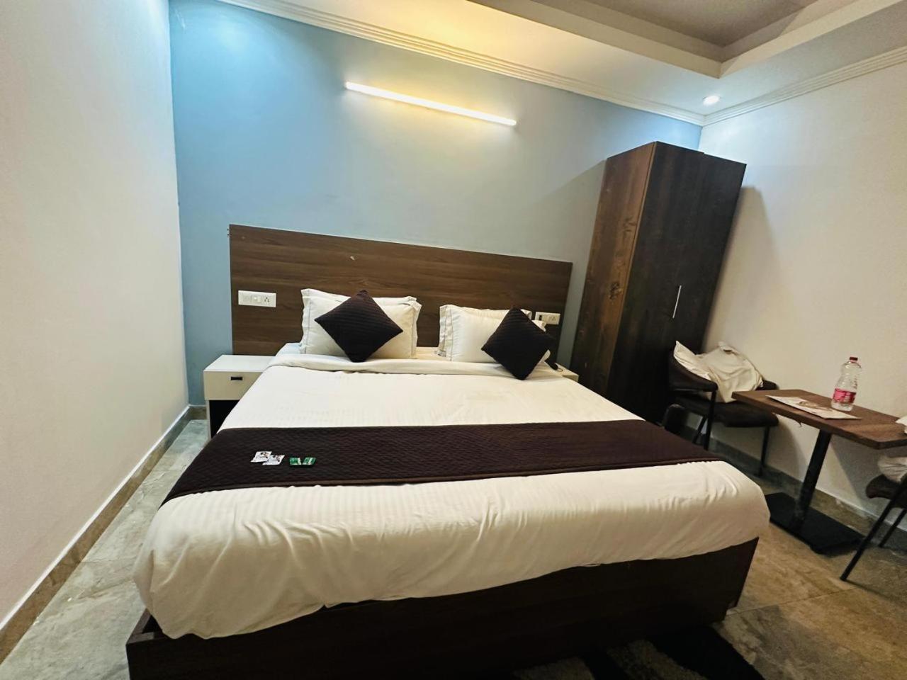 S R Palace - Free Airport Drop For Minimum 05 Nights - 5 Mins From Igi & Domestic Airport Delhi 3* New Delhi